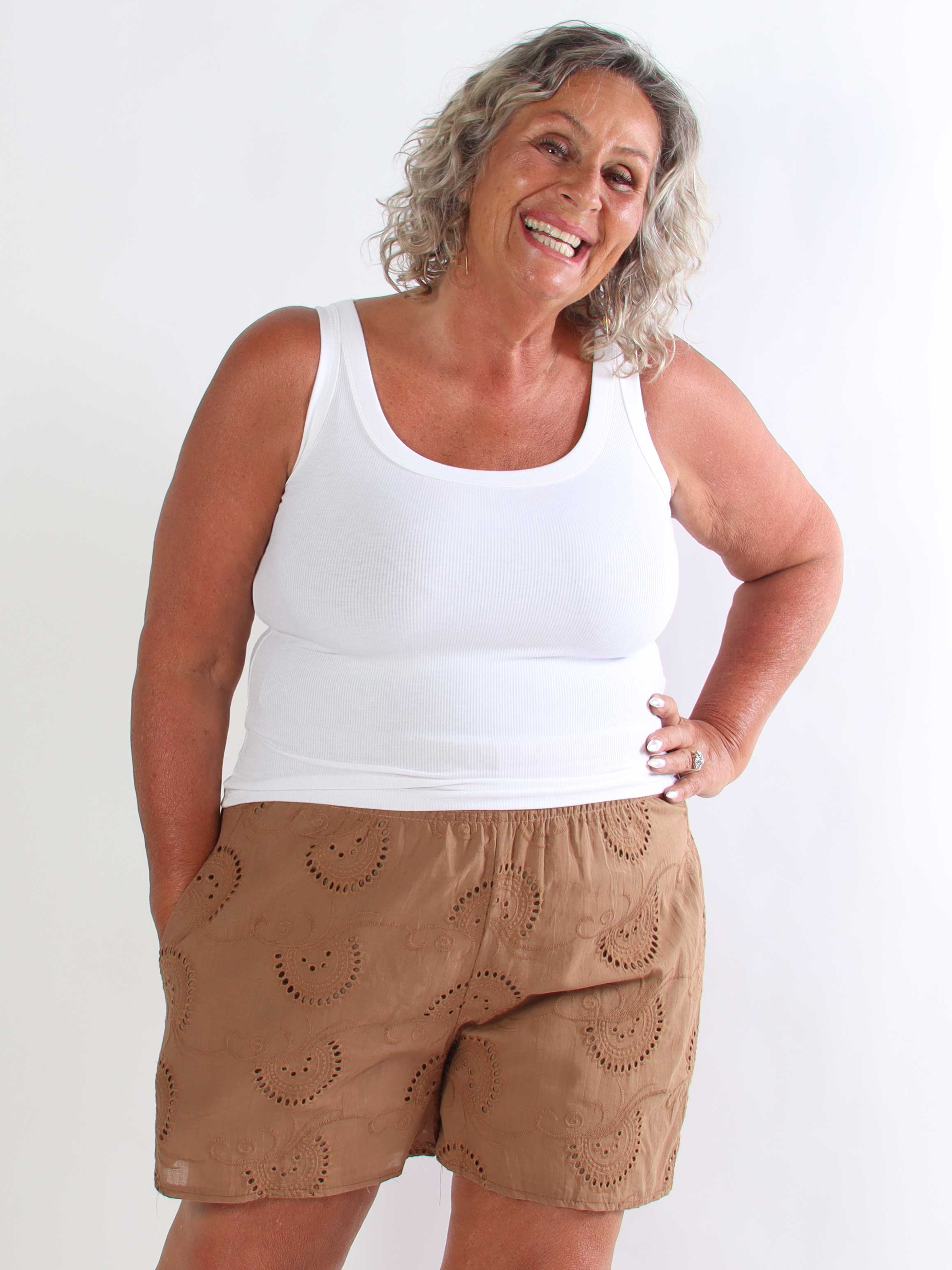 Pams Broderie Shorts - Højtaljede plus size shorts i broderie anglaise